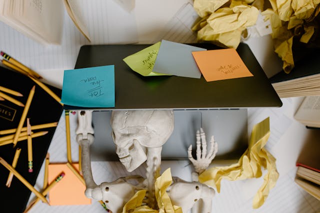 Squelette sur son ordinateur et pleins de post-it
