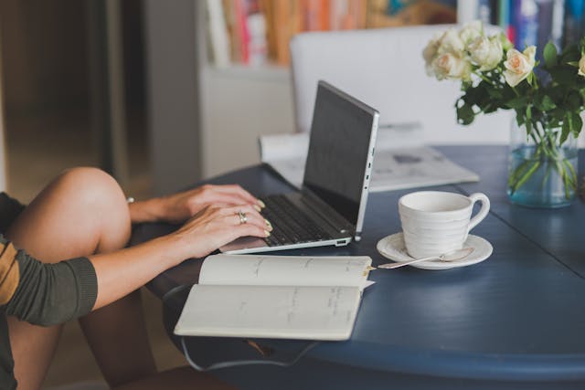 Une personne qui écrit à l'ordinateur