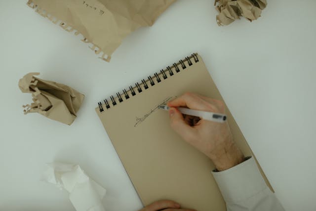 Papiers froissés et carnet d'écriture : les erreurs