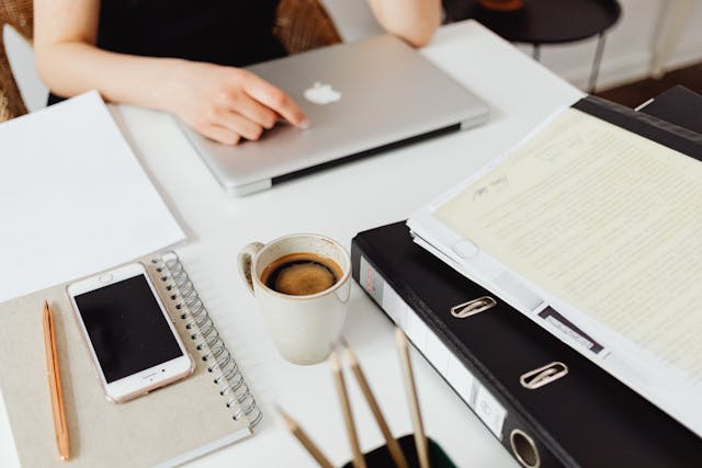 Classeur, téléphone, papiers : gérer ses fichiers en écriture généalogique