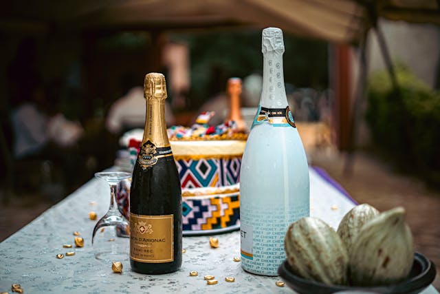 Bouteilles de champagne et gâteaux sur une table de fête