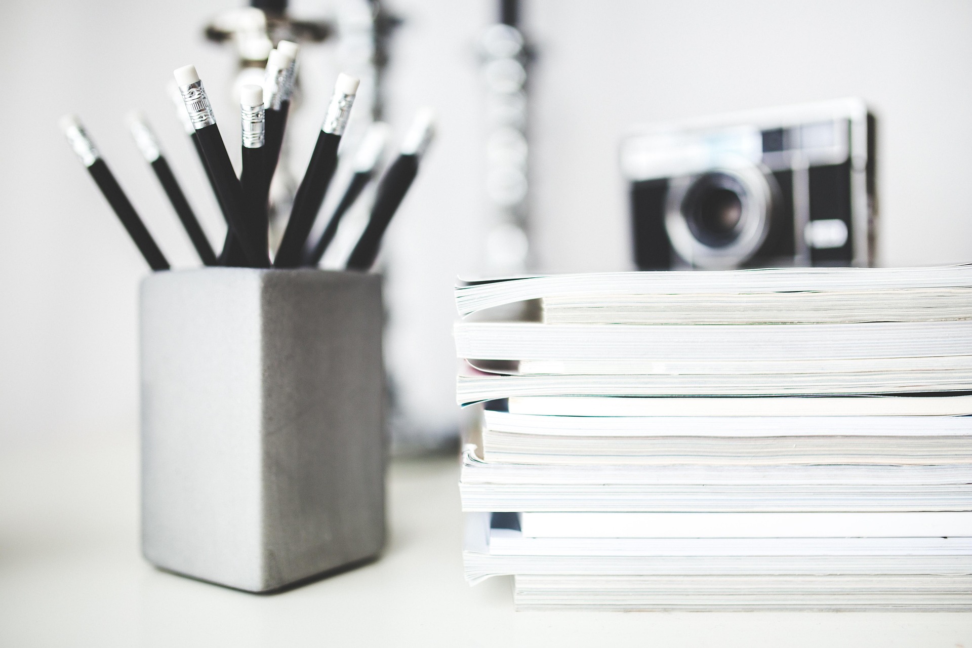 Pile et de livre et crayons pour parler du BAT